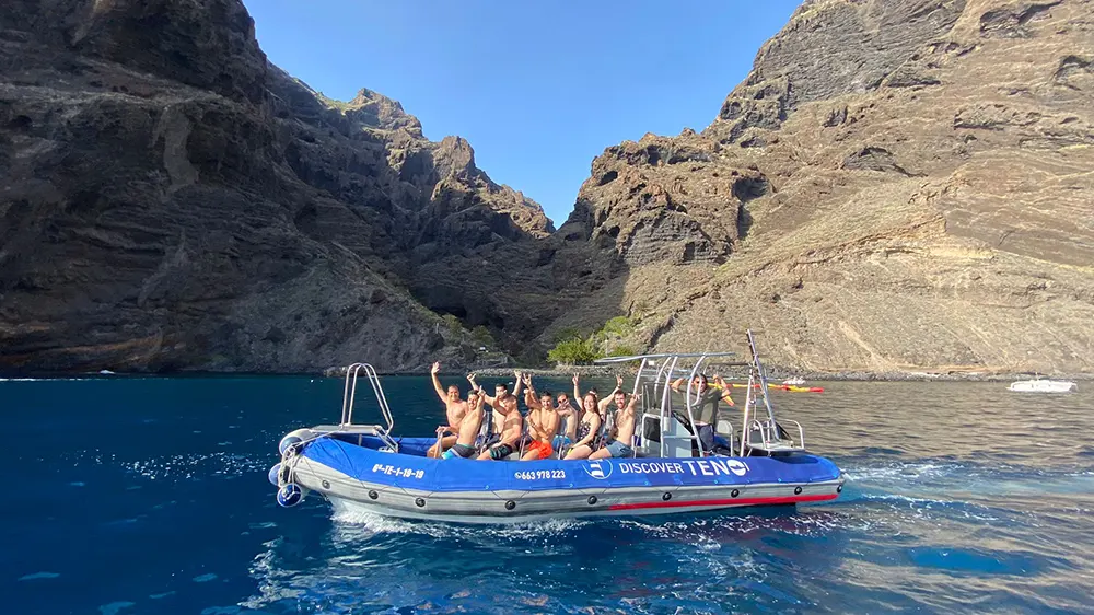 Imagen del barco que hace la ruta de Los Gigantes a Punta Teno